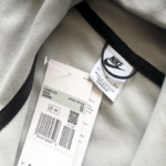 TECH FLEECE – lITTLE GREY/WHITE (completa) - Image 2