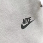 TECH FLEECE – lITTLE GREY/WHITE (completa) - Image 4