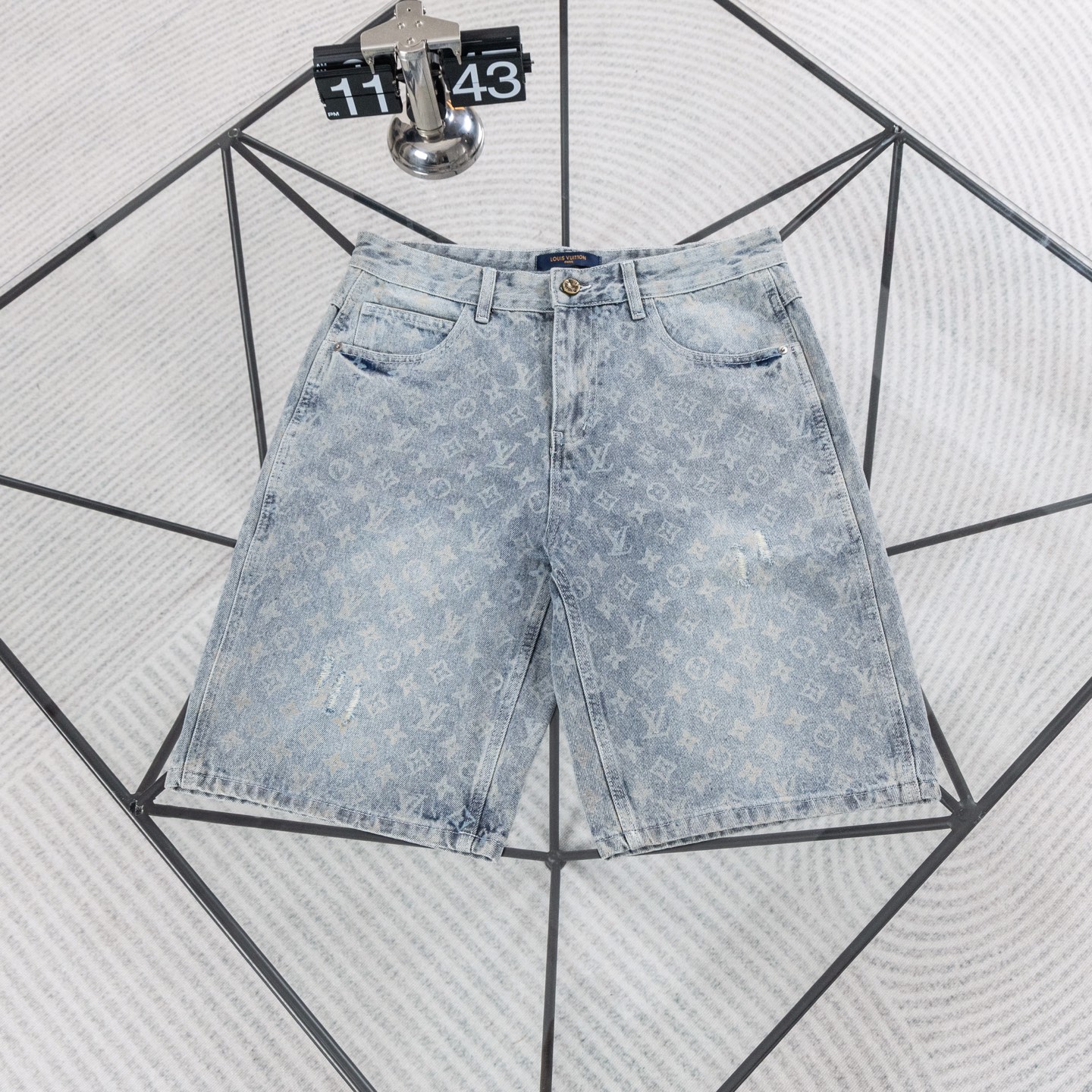7848049a LV Shorts - Image 1
